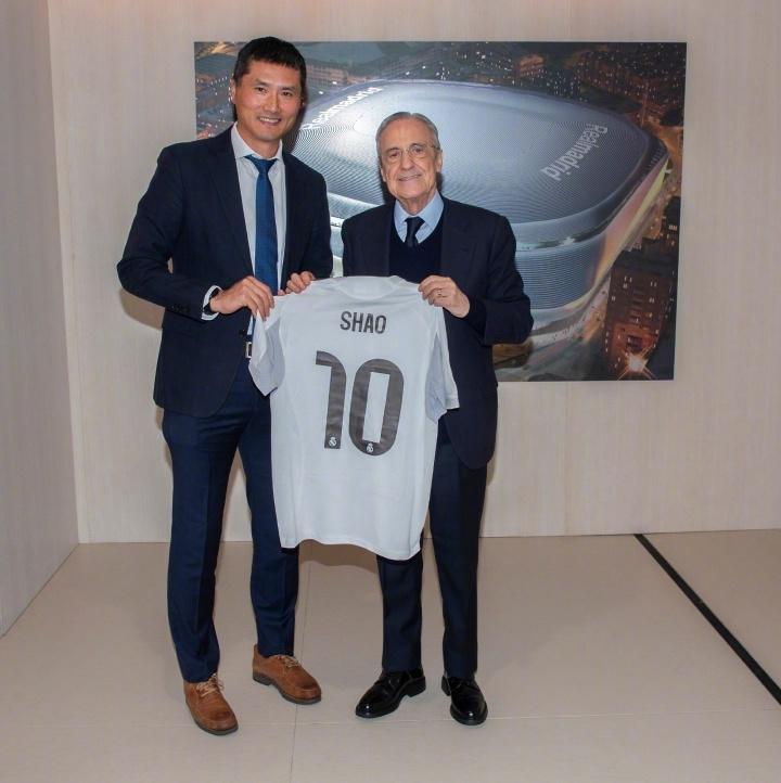 加拿大28-国足主帅的排面！45岁邵佳一造访皇马 与老佛爷合影+获赠10号球衣