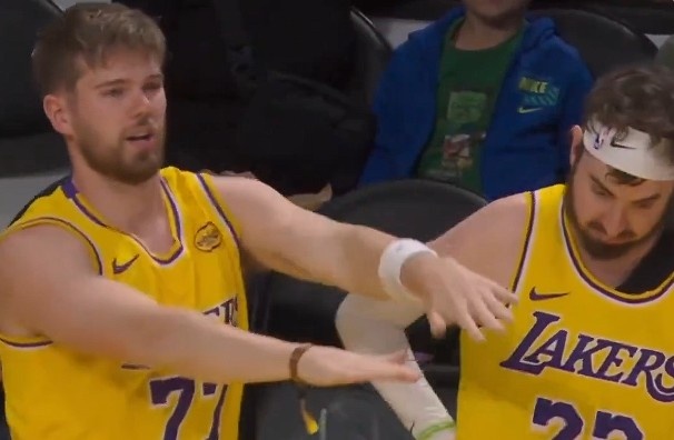 加拿大预测-攒劲的节目!湖人主场观众席惊现山寨版东契奇&蒂米 假东子秀热舞